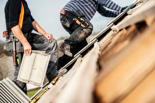 Chantier de rénovation complète de toiture en tuiles romanes avec pose de liteaux par un artisan couvreur à Mimbaste